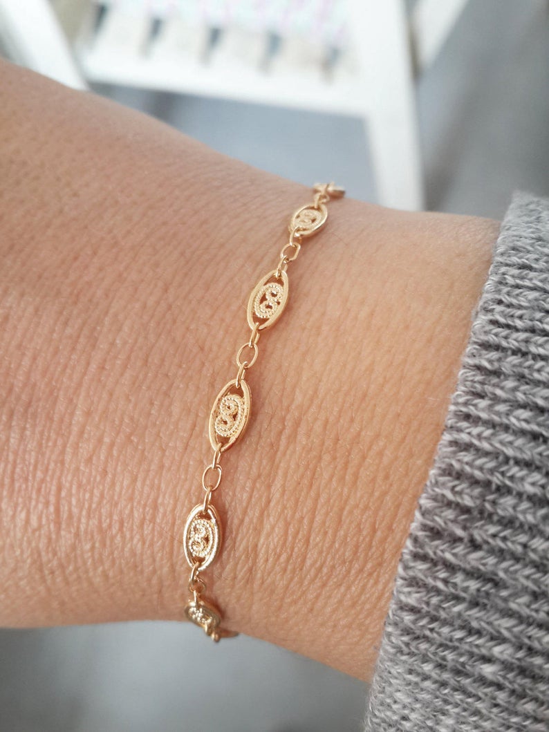 Dainty gold bracelet