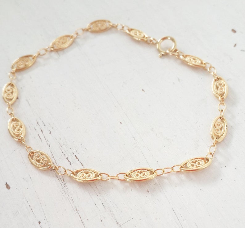 Dainty gold bracelet